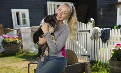 TØFT PÅ GÅRDEN: - Mangel på mat og søvn, pluss savnet etter kjæresten, var en dårlig kom-binasjon for meg, sier bloggeren om oppholdet på «Farmen kjendis». Foto: TV 2 TØFT PÅ GÅRDEN: - Mangel på mat og søvn, pluss savnet etter kjæresten, var en dårlig kom-binasjon for meg, sier bloggeren om oppholdet på «Farmen kjendis». Foto: TV 2